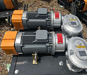 升降機兩驅(qū)動機構(gòu)